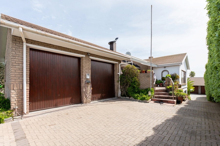 5 Bedroom Property for Sale in Middedorp Western Cape